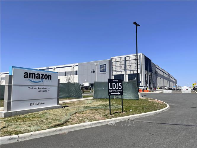 Một nhà kho của Tập đoàn thương mại điện tử Amazon trên đảo Staten ở New York, Mỹ. Ảnh: Kyodo/TTXVN