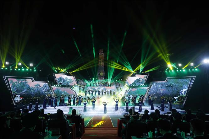  Biểu diễn nghệ thuật tại chương trình. Ảnh: Thống Nhất - TTXVN