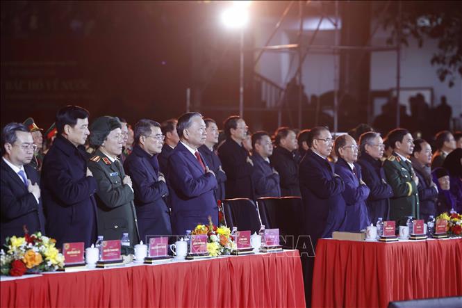 Tổng Bí thư Tô Lâm và các đại biểu tưởng nhớ Chủ tịch Hồ Chí Minh. Ảnh: Thống Nhất - TTXVN