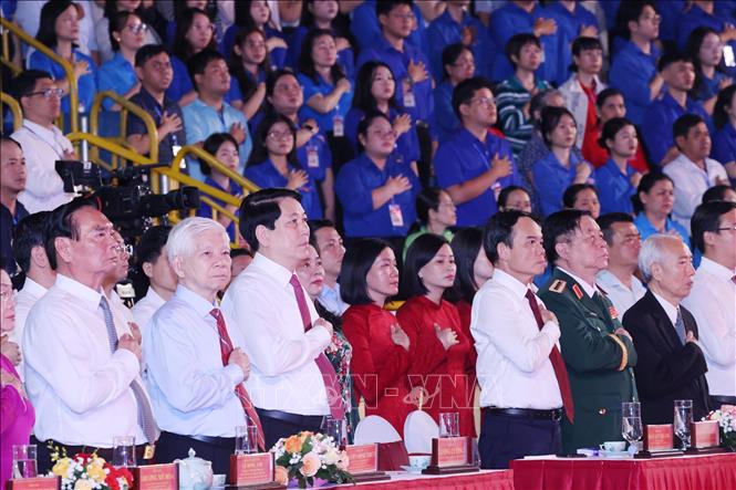 Chủ tịch nước Lương Cường và các đại biểu lắng nghe Chủ tịch Hồ Chí Minh đọc Bản Tuyên ngôn độc lập. Ảnh: Lâm Khánh - TTXVN