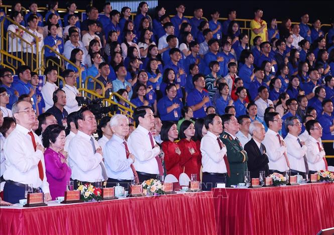 Chủ tịch nước Lương Cường và các đại biểu lắng nghe Chủ tịch Hồ Chí Minh đọc Bản Tuyên ngôn độc lập. Ảnh: Lâm Khánh - TTXVN