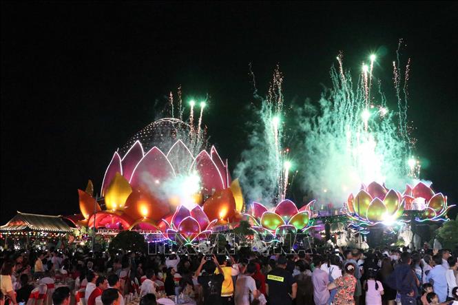 Màn trình diễn pháo hoa nghệ thuật chào mừng sự kiện. Ảnh: Trung Kiên - TTXVN