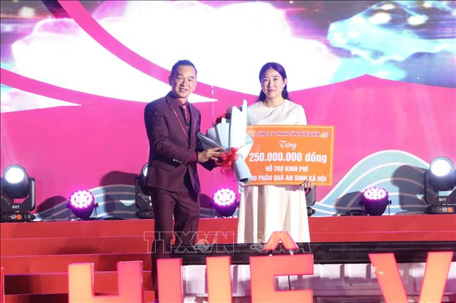 Công ty Tân Huê Viên trao kinh phí hỗ trợ các hoạt động an sinh xã hội tại địa phương. Ảnh: Trung Kiên - TTXVN