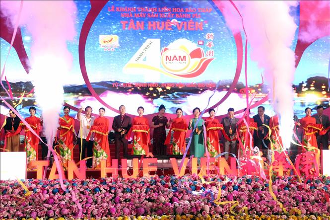 Thực hiện nghi thức cắt băng khánh thành Liên Hoa Bảo Tháp và Nhà máy sản xuất. Ảnh: Trung Kiên - TTXVN