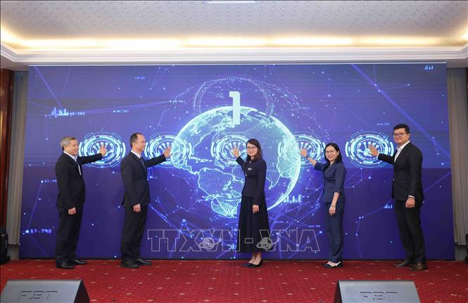 Các đại biểu thực hiện nghi thức ra mắt Trung tâm Đổi mới sáng tạo Đại học Quốc gia Thành phố Hồ Chí Minh (VNUHCM Innovation Hub). Ảnh: Thu Hoài - TTXVN