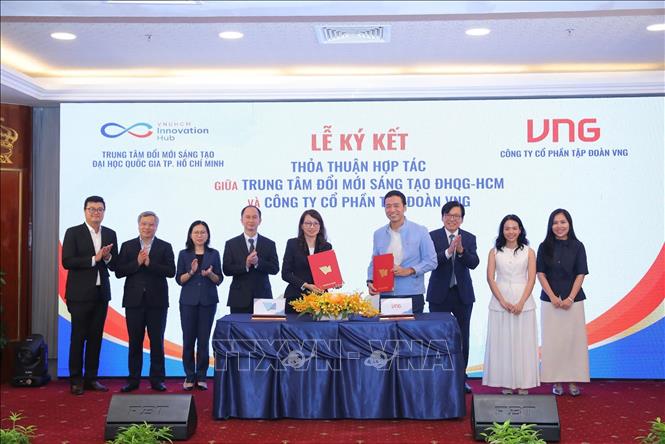 Đại học Quốc gia Thành phố Hồ Chí Minh và Công ty cổ phần tập đoàn VNG ký kết hợp tác. Ảnh: Thu Hoài - TTXVN
