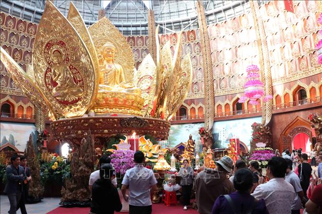 Không gian bên trong Bảo tháp với tượng Phật Dược Sư nặng 19 tấn. Ảnh: Trung Kiên - TTXVN