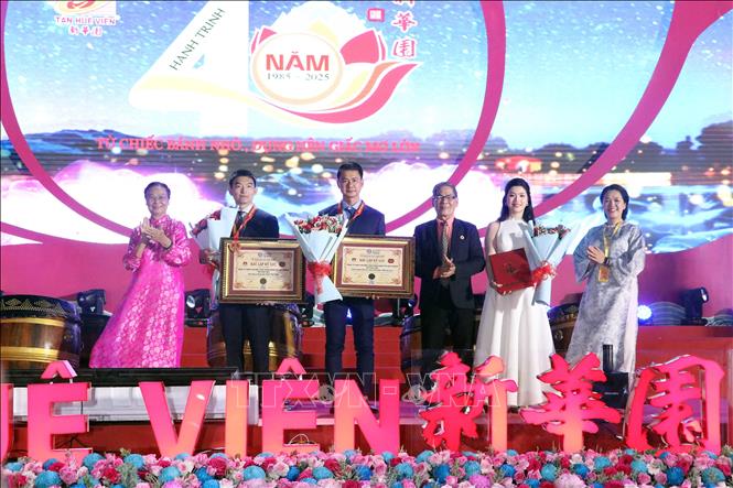 Đại diện Tổ chức Kỷ lục Việt Nam (VietKings) trao bằng xác lập Kỷ lục Việt Nam cho công ty Tân Huê Viên đối với sản phẩm Bánh Pía và Lạp xưởng kỷ lục. Ảnh: Trung Kiên - TTXVN