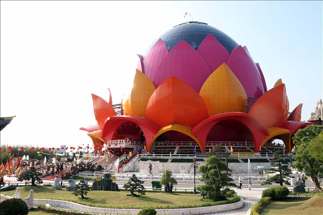 Kiến trúc Liên Hoa Bảo Tháp - tòa sen chính nhìn từ bên ngoài. Ảnh: Trung Kiên - TTXVN