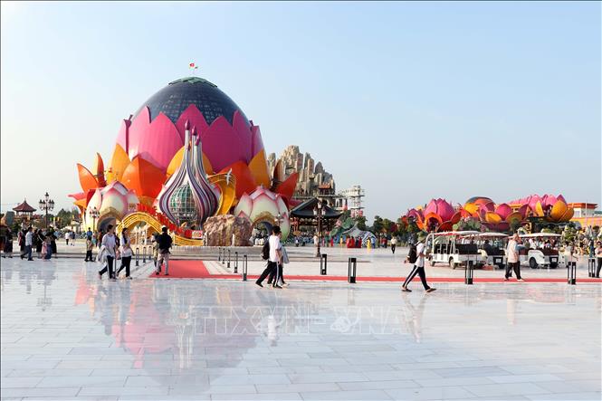 Công trình Liên Hoa Bảo Tháp nằm trong khuôn viên Khu du lịch Tân Huê Viên. Ảnh: Trung Kiên - TTXVN