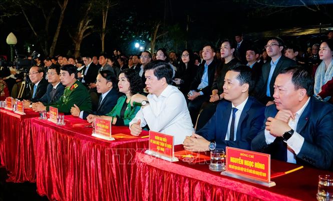 Các đại biểu tham dự cầu truyền hình “Hai tay xây dựng một sơn hà”. Ảnh: Trịnh Duy Hưng-TTXVN