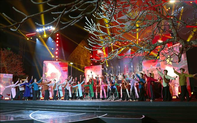 An art performance with the programme in Hanoi, where President Ho devotes his life and now rests. VNA Photo