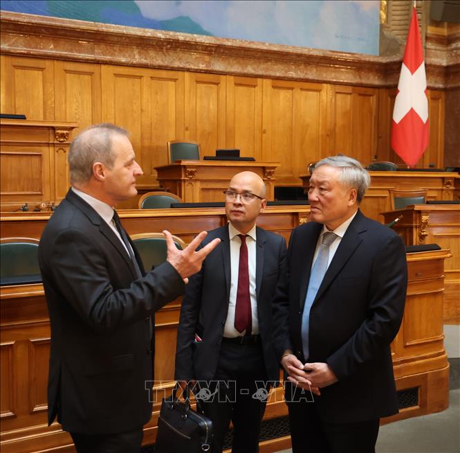 Phó Thủ tướng Thường trực Chính phủ Nguyễn Hoà Bình thăm và làm việc tại tòa nhà Quốc hội Thụy Sĩ. Ảnh: Anh Hiển - PV TTXVN tại Thụy Sĩ 