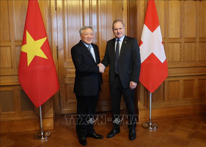 Phó Thủ tướng Thường trực Chính phủ Nguyễn Hoà Bình và Chủ tịch Hạ viện Thụy Sĩ Pierre-André Page. Ảnh: Anh Hiển - PV TTXVN tại Thụy Sĩ 