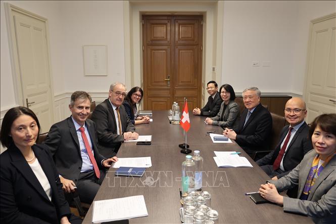 Phó Thủ tướng Thường trực Chính phủ Nguyễn Hoà Bình làm việc với Tổng thống kiêm Bộ trưởng Kinh tế, Giáo dục và Nghiên cứu Thụy Sĩ Guy Parmelin. Ảnh: Anh Hiển - PV TTXVN tại Thụy Sĩ 