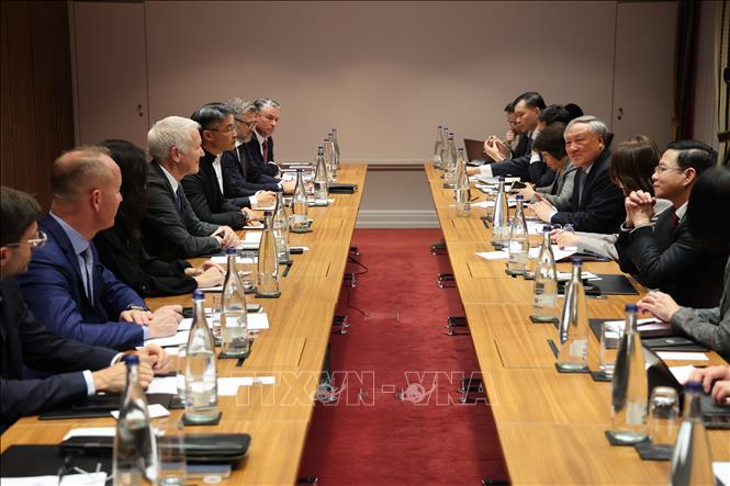 Phó Thủ tướng Thường trực Chính phủ Nguyễn Hoà Bình gặp, lãnh đạo SVEF và doanh nghiệp Thụy Sĩ. Ảnh: Ngọc Ánh - PV TTXVN tại Thụy Sĩ 