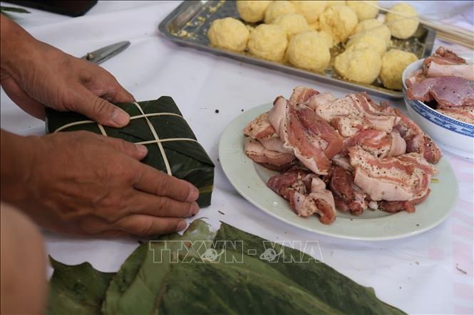 Những chiếc bánh chưng xanh vuông vức – biểu tượng của đất trời giao hòa, của sum vầy và ấm no. Ảnh: Hồng Minh - p/v TTXVN tại Pretoria, Nam Phi