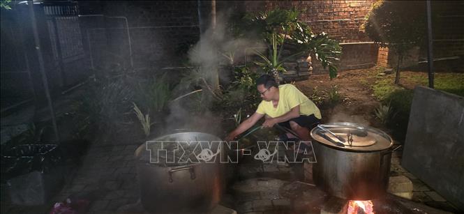 Những nồi bánh chưng lớn được đặt lên bếp củi, khói nghi ngút bay lên trời cao, mùi thơm ngai ngái của lá dong quyện lẫn với hương gạo mới lan tỏa. Ảnh: Hồng Minh - p/v TTXVN tại Nam Phi