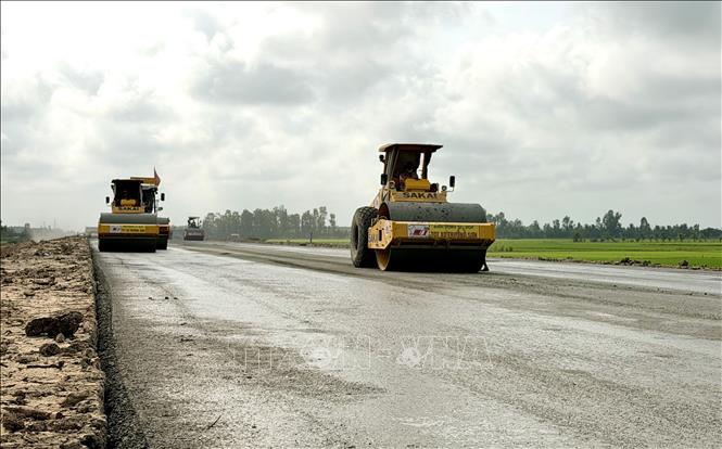 Công nhân tập trung thi công bảo đảm tiến độ đề ra. Ảnh: Thanh Sang - TTXVN