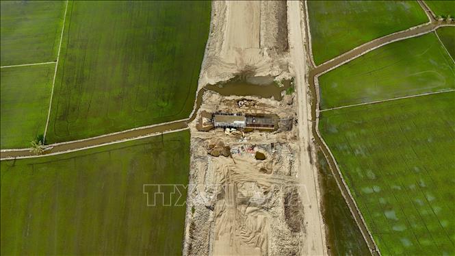 Thi công cống hộp trên công trường. Ảnh: Thanh Sang - TTXVN