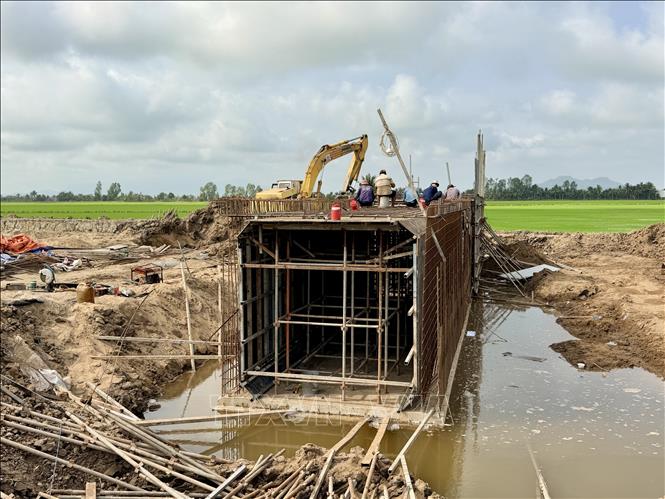 Công nhân thi công cống hộp trên công trường cao tốc. Ảnh: Thanh Sang - TTXVN