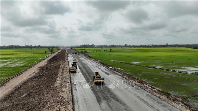 Đơn vị thi công tăng tốc rải cấp phối đá dăm nền đường đoạn qua địa bàn phường Vĩnh Tế (An Giang). Ảnh: Thanh Sang - TTXVN