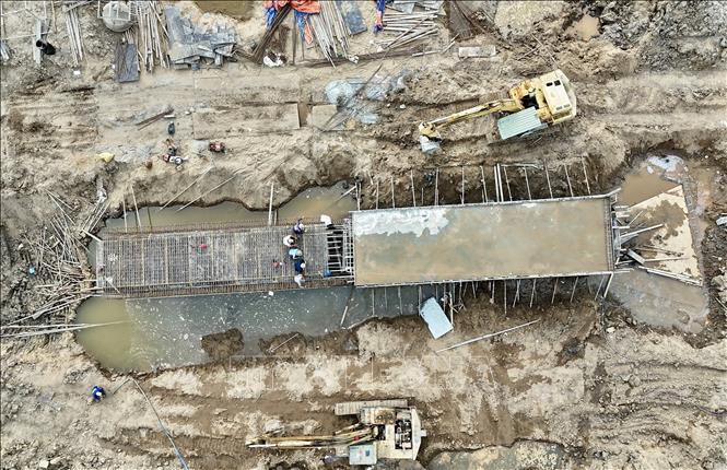 Công nhân thi công cống hộp trên công trường cao tốc. Ảnh: Thanh Sang - TTXVN