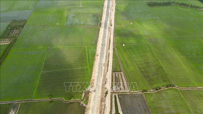 Một đoạn cao tốc qua phường Vĩnh Tế (An Giang) đã thi công xong thảm lớp bê tông nhựa mặt đường đầu tiên. Ảnh: Thanh Sang - TTXVN