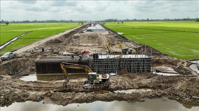 Công nhân thi công cống hộp trên công trường cao tốc. Ảnh: Thanh Sang - TTXVN