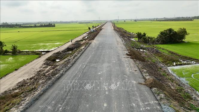 Một đoạn cao tốc qua phường Vĩnh Tế (An Giang) đã thi công xong thảm lớp bê tông nhựa mặt đường đầu tiên. Ảnh: Thanh Sang - TTXVN