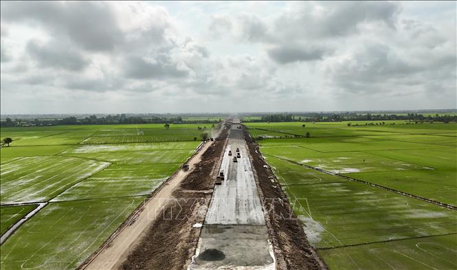 Đơn vị thi công rải cấp phối đá dăm nền đường đoạn qua địa bàn phường Vĩnh Tế (An Giang). Ảnh: Thanh Sang - TTXVN