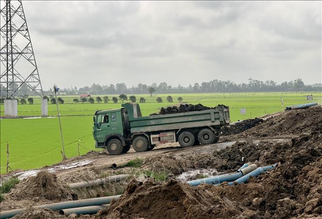 Công trường cao tốc nhộn nhịp trong những ngày cao điểm thi công. Ảnh: Thanh Sang - TTXVN