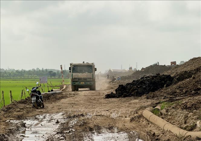 Công trường cao tốc nhộn nhịp trong những ngày cao điểm thi công. Ảnh: Thanh Sang - TTXVN