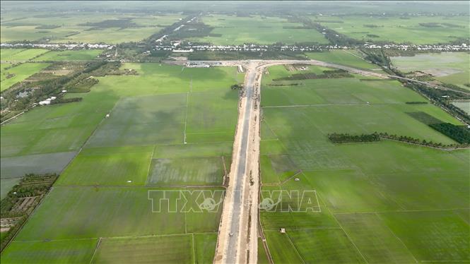 Tuyến đường dẫn từ Quốc lộ 91 vào điểm đầu cao tốc Châu Đốc – Cần Thơ – Sóc Trăng đoạn qua địa bàn phường Vĩnh Tế (An Giang) dần hình thành, bảo đảm tiến độ đề ra. Ảnh: Thanh Sang - TTXVN