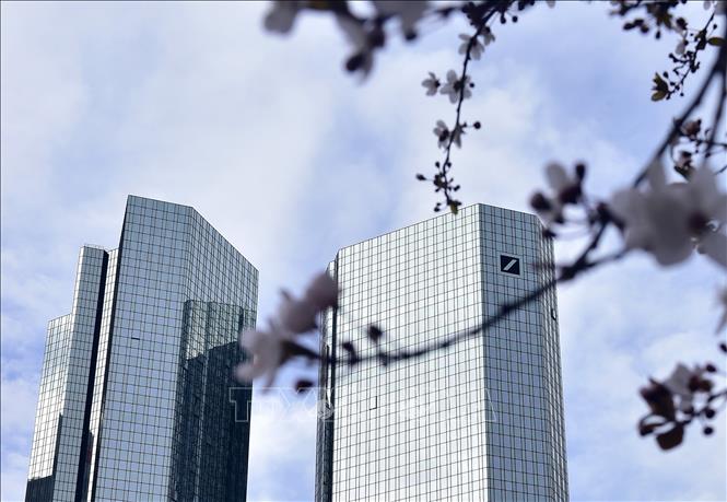 (Tư liệu) Trụ sở ngân hàng Deutsche Bank tại Frankfurt, Đức. Ảnh: THX/TTXVN