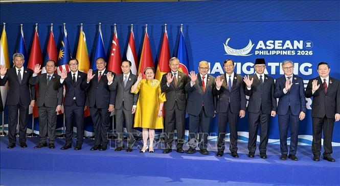 Bộ trưởng Ngoại giao Lê Hoài Trung chụp ảnh chung với Bộ trưởng Ngoại giao các nước ASEAN trước Hội nghị AMM-Retreat tại Cebu, Philippines. Ảnh: Việt Dũng (P/v TTXVN tại Philippines)