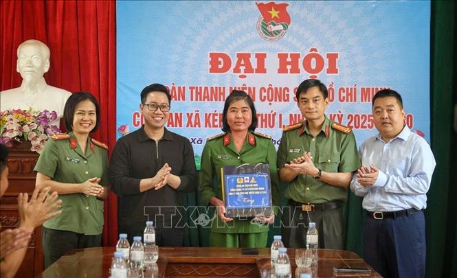 Tặng quà Thượng úy Phan Thị Hạnh, cán bộ Công an xã Kép, tỉnh Bắc Ninh bị bệnh mãn tính, gia đình có hoàn cảnh khó khăn. Ảnh: Danh Lam - TTXVN