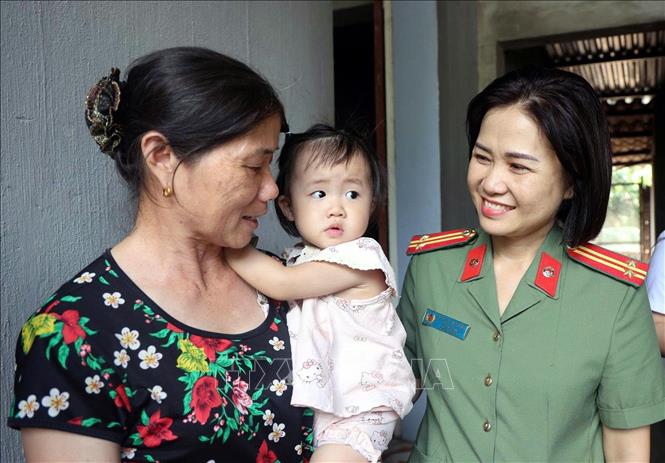 Thăm gia đình đồng chí Đại úy Thân Minh Hải (nguyên cán bộ Công an xã Hương Sơn cũ) đã mất và gia đình có hoàn cảnh khó khăn. Ảnh: Danh Lam - TTXVN