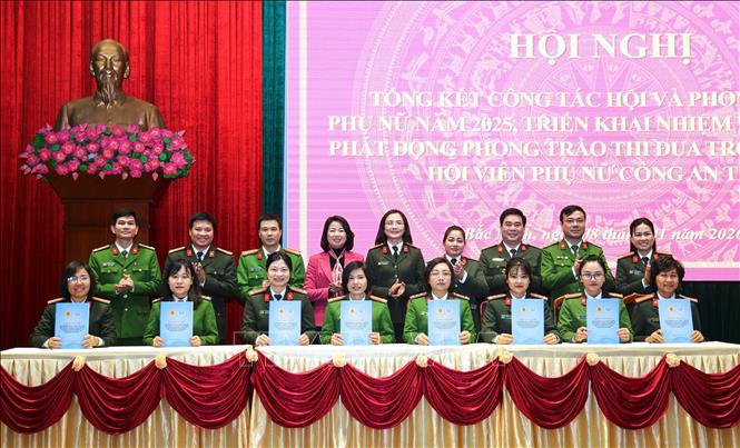 Hội phụ nữ Công an tỉnh Bắc Ninh ký kết giao ước thi đua thực hiện các phong trào trong cán bộ, hội viên phụ nữ Công an tỉnh. Ảnh: Danh Lam - TTXVN