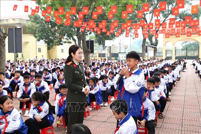 Hội Phụ nữ Công an tỉnh Bắc Ninh phổ biến pháp luật cho học sinh trên địa bàn. Ảnh: Danh Lam - TTXVN