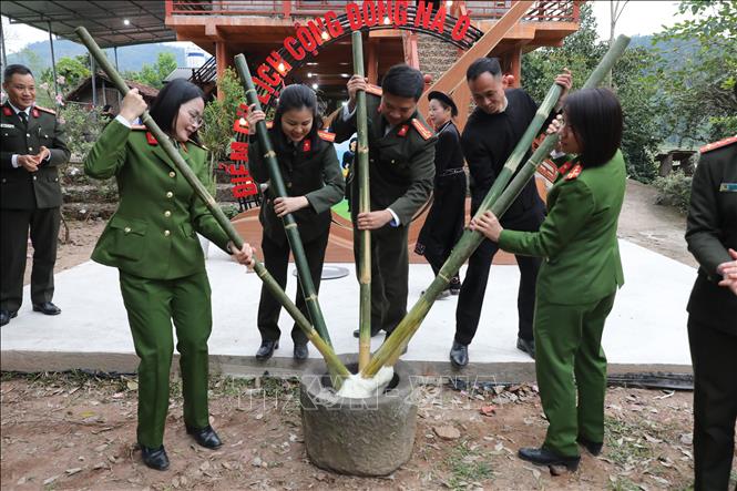 Hội Phụ nữ Công an tỉnh Bắc Ninh cùng với người dân xã miền núi An Lạc gói bánh trưng, giã bánh dày trong chương trình “Tết ấm”. Ảnh: Danh Lam - TTXVN