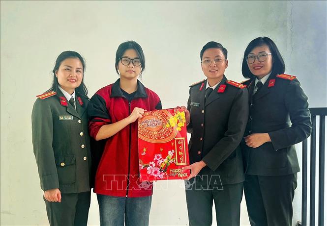 Hội Phụ nữ Công an tỉnh Bắc Ninh thăm, tặng quà các con đỡ đầu. Ảnh: Danh Lam - TTXVN