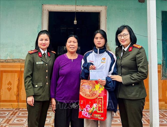 Hội Phụ nữ Công an tỉnh Bắc Ninh thăm, tặng quà con đỡ đầu. Ảnh: Danh Lam - TTXVN