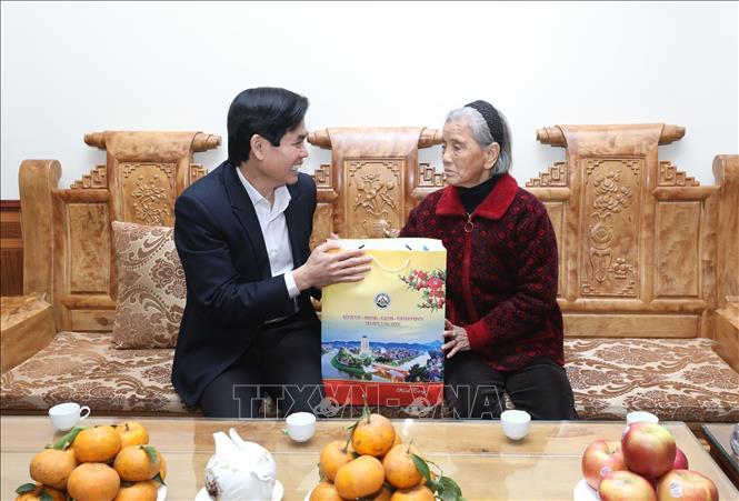 Bí thư Tỉnh ủy Hoàng Quốc Khánh tặng quà Tết bà Bạch Thị Khôi, cán bộ Tiền khởi nghĩa tại số nhà 56, đường Lê Đại Hành, phường Đông Kinh. Ảnh: Anh Tuấn – TTXVN