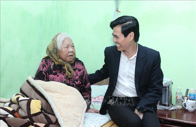Bí thư Tỉnh ủy Hoàng Quốc Khánh thăm, chúc Tết Mẹ Việt Nam anh hùng Nguyễn Thị Kim tại Khối 5, phường Đông Kinh. Ảnh: Anh Tuấn – TTXVN