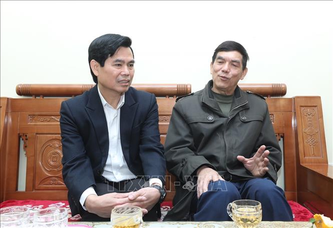 Bí thư Tỉnh ủy Hoàng Quốc Khánh thăm gia đình ông Phan Tiến Dũng, Anh hùng lực lượng vũ trang nhân dân tại Khối 18, phường Đông Kinh. Ảnh: Anh Tuấn – TTXVN