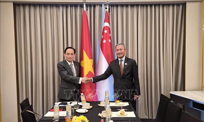 Bộ trưởng Ngoại giao Lê Hoài Trung và Bộ trưởng Ngoại giao Singapore Vivian Balakrishnan. Ảnh: Việt Dũng - PV TTXVN tại Philippines