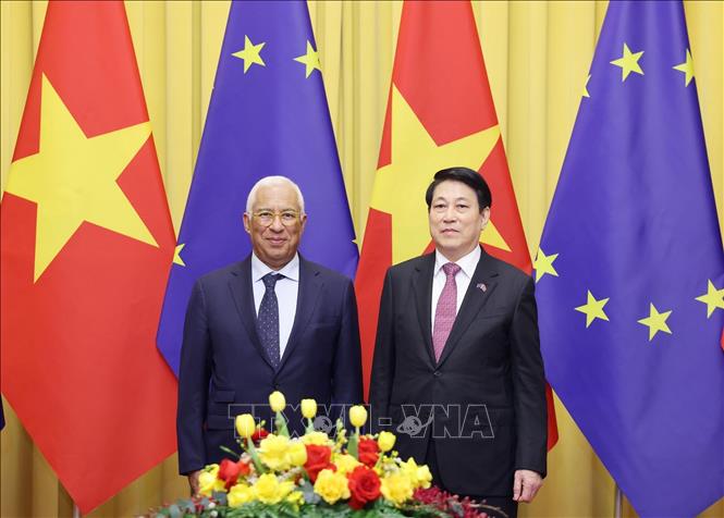 Chủ tịch nước Lương Cường và Chủ tịch Hội đồng châu Âu Antonio Costa chụp ảnh chung trước hội đàm. Ảnh: Lâm Khánh – TTXVN