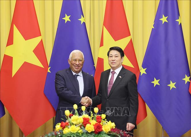 Chủ tịch nước Lương Cường và Chủ tịch Hội đồng châu Âu Antonio Costa chụp ảnh chung trước hội đàm. Ảnh: Lâm Khánh – TTXVN