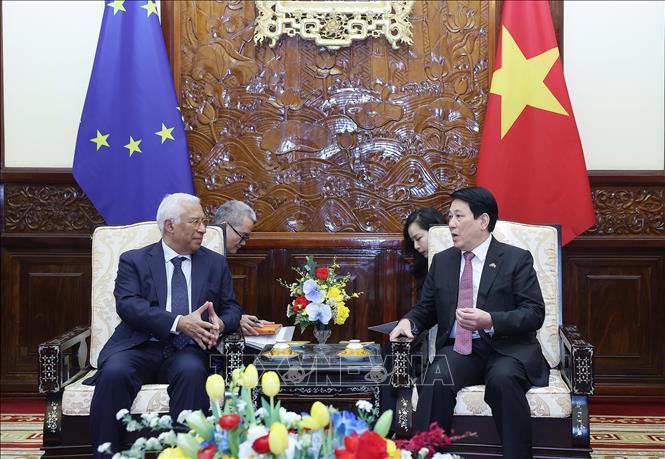 Chủ tịch nước Lương Cường và Chủ tịch Hội đồng châu Âu Antonio Costa hội đàm hẹp. Ảnh: Lâm Khánh – TTXVN